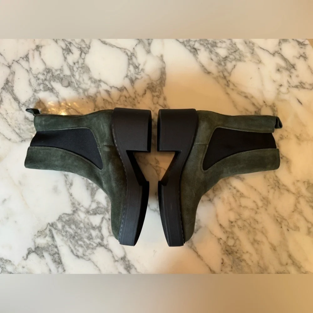 NWOB Gorgeous Nine West Olive Green Doleas Chelsea Boot Leather Suede Block Heel